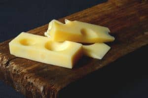 Sýr ementál ze Švýcarska