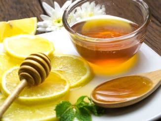 Na bolest v krku působí rovněž kombinace citrónu a medu