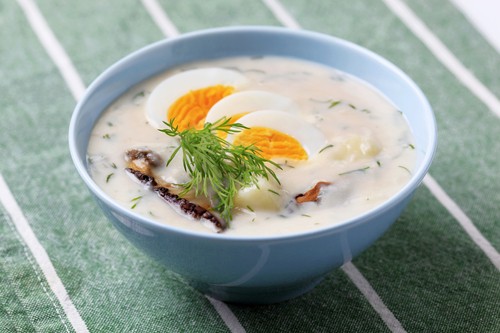 Kulajda je oblíbenou českou polévkou. Houby do ní ale nepatří