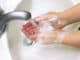 Mytí rukou před jídlem. Špinavé ruce jsou nejčastější způsob, jak přenést infekci