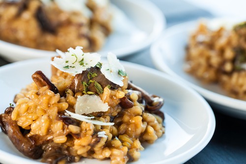 Rizoto Portion of risotto rice with fungi.