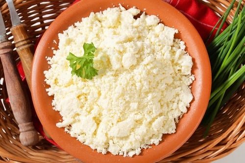 Brynza: ovčí sýr s vysokým obsahem laktobakterií i vápníku