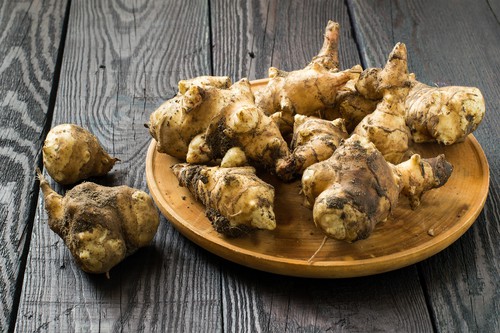 Topinambury: kvalitní alternativa brambor, z níž lze připravit i „bramborový“ salát