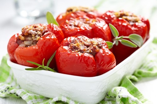 Plněné papriky jsou oblíbené po celém světě. Připravit si je lze v mnoha variantách
