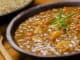 Čočková polévka: tradiční pokrm, jejž si lze připravit se sýrem, chilli nebo ředkvičkami