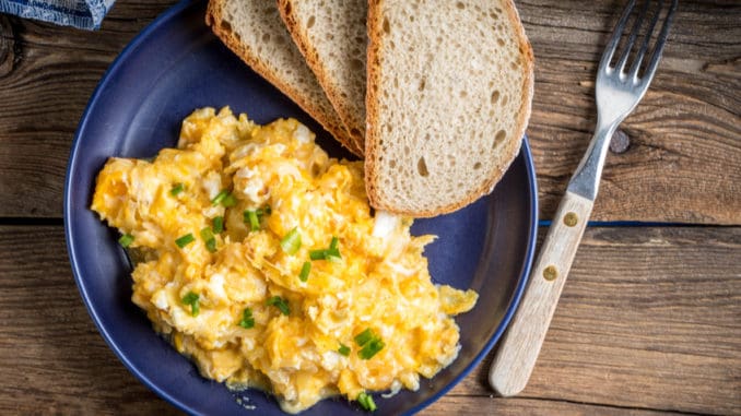 Krémová míchaná vajíčka: Přidejte jednu surovinu a snídaně už nebude nikdy tak nudná jako dřív