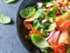 Může být salát kalorický? Zjistěte, jakým ingrediencím se při přípravě raději vyhnout