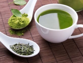 Oba jsou zelené, ale každý je jiný. V čem se liší zelený čaj od matcha čaje?