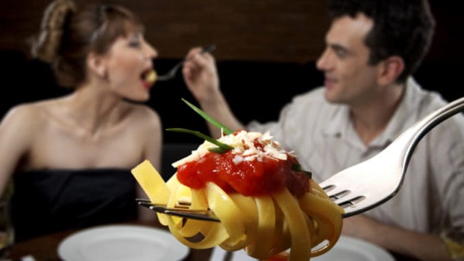 První dojem je důležitý, některým jídlům se proto na rande raději vyhněte. Poradíme, jak zapůsobit
