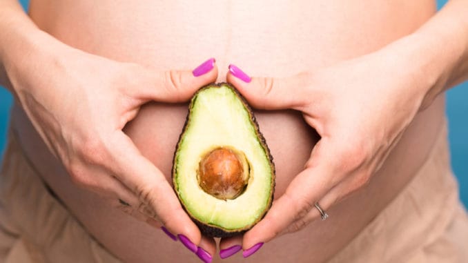 Podobnost dělohy s avokádem nemusí být čistá náhoda. Zázračné ovoce má vliv na její zdraví
