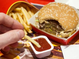 Muž jedl 30 dní jen McDonald's. Zhubl a vyrýsovaly se mu svaly