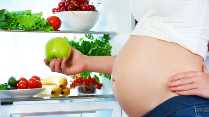Těhotenství: Řadě potravin by se ženy měly vyhnout. Rizikové jsou i sýry