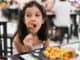 Jedenáctiletá holčička jedla celý život jen kuřecí nugetky. Na zvláštní chorobu jí pomohla až hypnoterapie