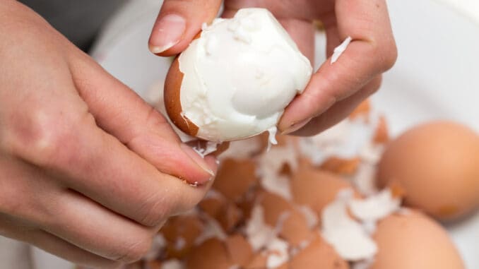 Jak si co nejvíce usnadnit loupání vajíček? Tyto triky vám zaručeně pomohou