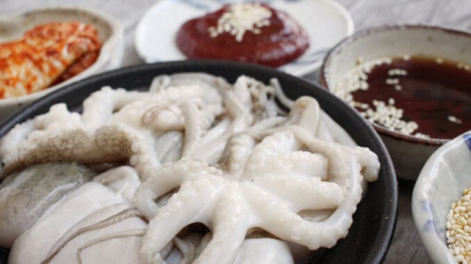 Sannakji: Pokrm z živé chobotnice, který může šokovat i ty nejodvážnější jedlíky. Následky mohou být tragické