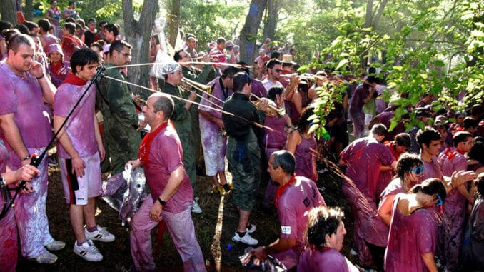 Bitva o víno je už tradiční součástí festivalu vína ve španělském regionu Viña Olabarri. Cíl bitvy je snadný