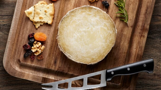 Divle Obruk: Turecký sýr zraje 5 měsíců v kožených vacích. Bakterie z jeskyně se postarají o červené odlesky