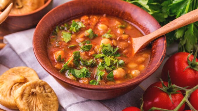 Harira: Tradiční marocká polévka se pyšní štiplavou chutí. Při ramadánu je to nejkonzumovanější jídlo