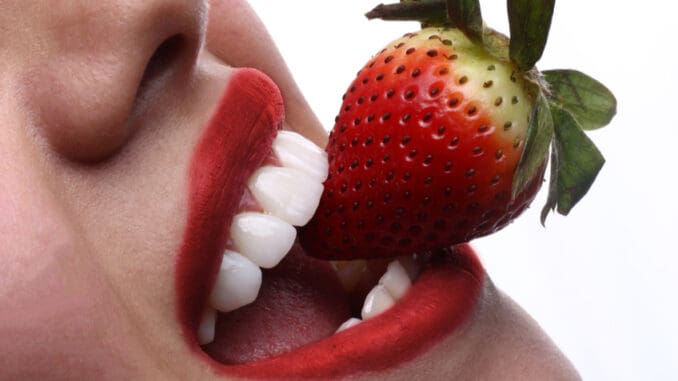Je pravda, že jahody dokážou vybělit zažloutlé zuby? Vědci v tom mají jasno