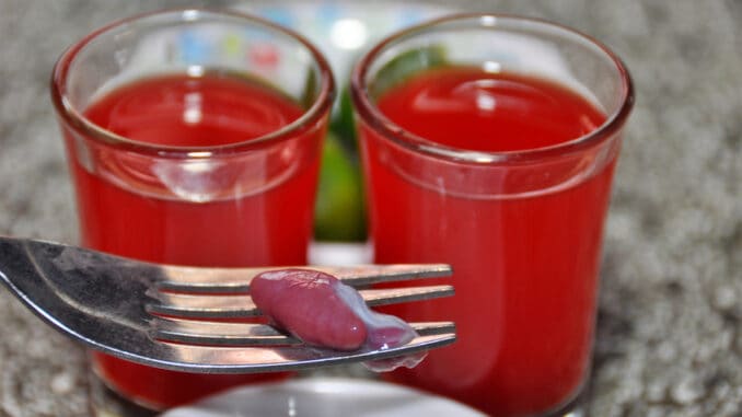 Kobří srdce: Při podávání ještě bije. Ze zbytků hada se pak dělá celé menu
