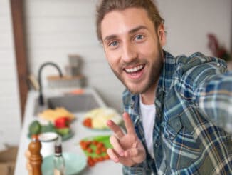 Kuchyně již není ženským územím, podle studie v ní tráví více času muži