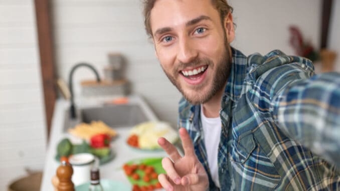 Kuchyně již není ženským územím, podle studie v ní tráví více času muži
