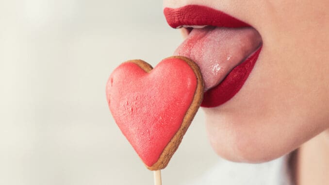 Chcete okořenit valentýnské milování? Zpestřete si ho „hravým“ jídlem