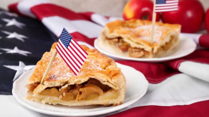 Apple Pie: Ikonický americký koláč ve skutečnosti z Ameriky nepochází. Hvězda slavných filmů má hluboké historické kořeny