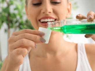 Vyrobte si domácí ústní vodu. Suroviny s protizánětlivými účinky najdete i ve své kuchyni