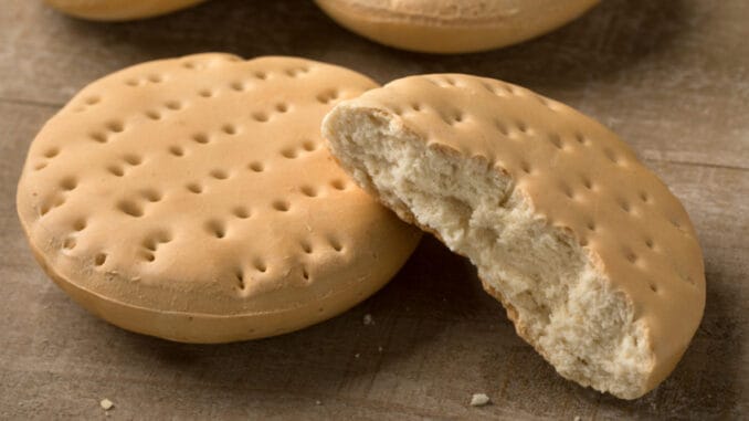 Hardtack: Jídlo, které zachránilo životy mnoha vojáků i námořníků. Někteří na něj dodnes nedají dopustit