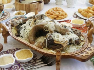 Etiketa stolování v Kazachstánu: Maso se nesmí jíst pravou rukou. Je však nutné dodržovat i další pravidla