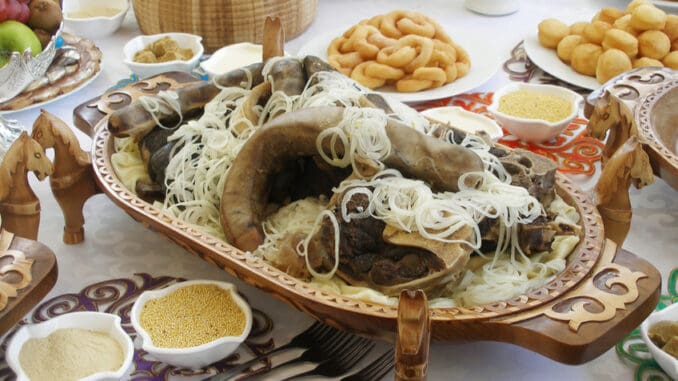 Etiketa stolování v Kazachstánu: Maso se nesmí jíst pravou rukou. Je však nutné dodržovat i další pravidla