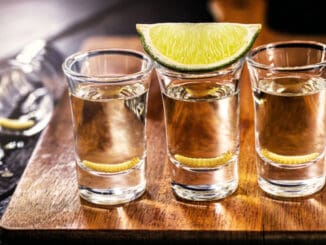 Mezcal: Lihovina příbuzná s tequilou, ve které plavou červi. Chuť červa vás může zaskočit