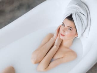 Mléčná koupel zjemní vaši pokožku. Má pozitivní vliv na celou řadu kožních onemocnění