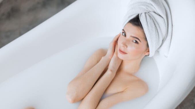 Mléčná koupel zjemní vaši pokožku. Má pozitivní vliv na celou řadu kožních onemocnění