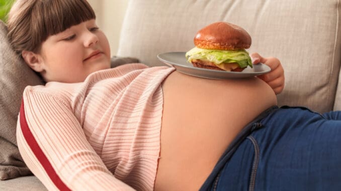 Výzkum prokazuje, že obezita v dospívání způsobuje u žen premenstruační syndrom