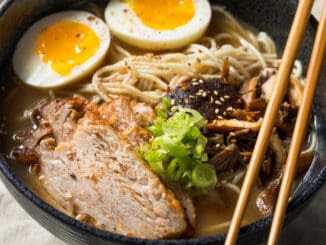 Ramen: Japonský pokrm s čínským původem. Tato nudlová polévka obletěla svět