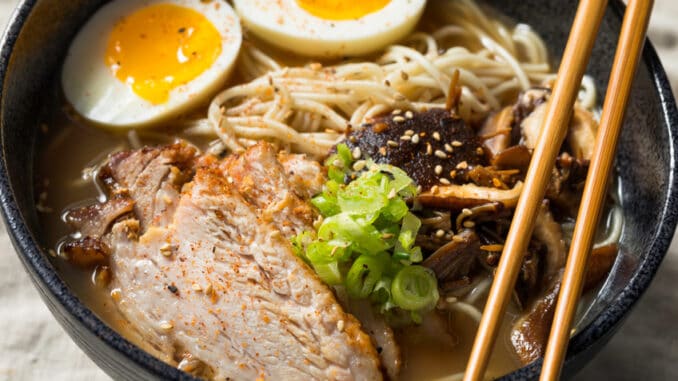 Ramen: Japonský pokrm s čínským původem. Tato nudlová polévka obletěla svět