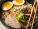 Ramen: Japonský pokrm s čínským původem. Tato nudlová polévka obletěla svět