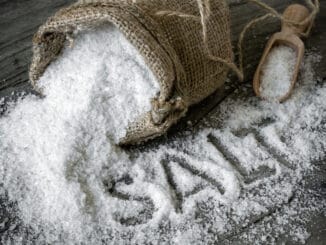 Netradiční využití soli v domácnosti: Pomůže na zápach z bot i uleví bolesti v krku
