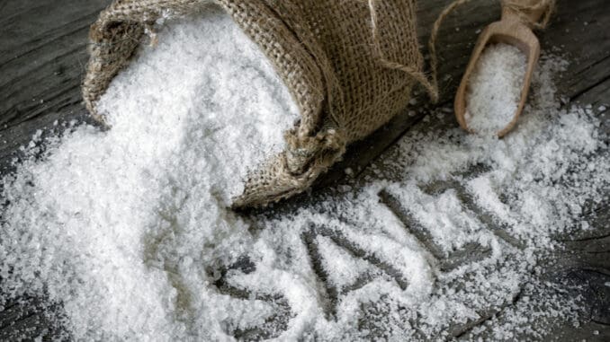 Netradiční využití soli v domácnosti: Pomůže na zápach z bot i uleví bolesti v krku