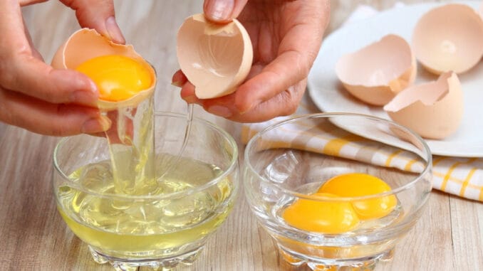 Přebytečné vaječné bílky můžete zamrazit, zpracovat nebo si z nich vyrobit pleťovou masku