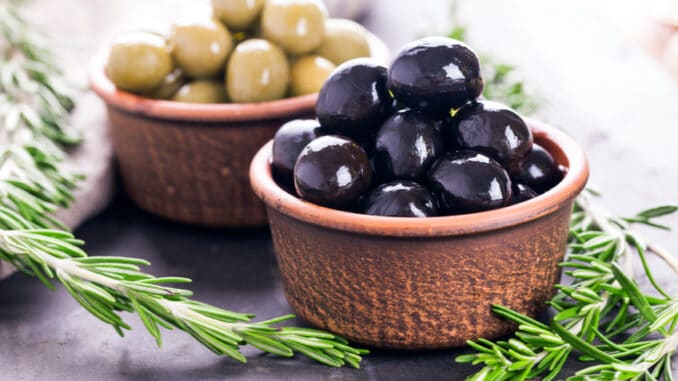 Zelené versus černé olivy: Milovníky oliv rozdělují na dva tábory. Liší se nejen zpracováním