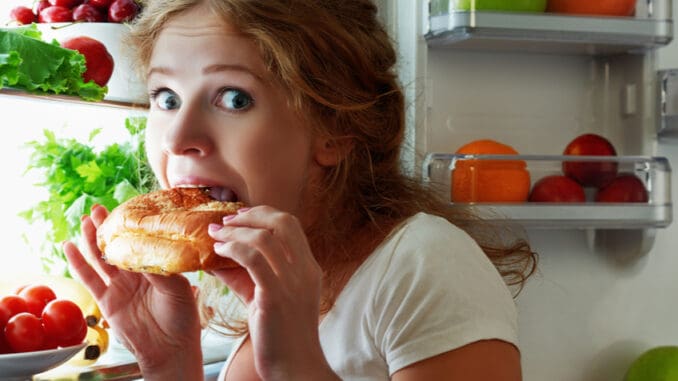 Po nízkotučném jídle budete mít větší hlad, než kdybyste nejedli vůbec. Odborníci vysvětlují proč