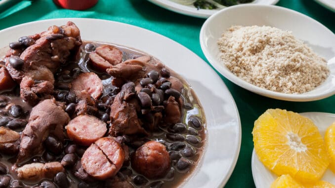 Feijoada: Z kombinace vepřového masa a obyčejných fazolí udělali Brazilci národní poklad