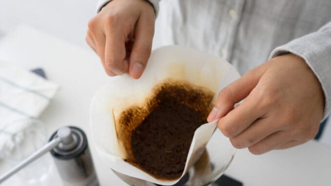 Kávovou sedlinu rozhodně nevyhazujte. V domácnosti ji můžete skvěle využít