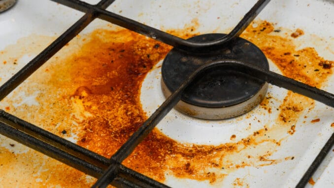 Mastnota v kuchyni: Vylitý olej nebo jiný umaštěný flek. Jednejte rychle a zbavte se ho dalšími potravinami ve vaší kuchyni
