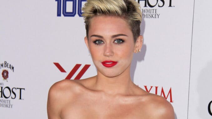 Miley Cyrus přešla před lety na veganskou stravu. Když má „cheat day“, umí si pořádně dopřát
