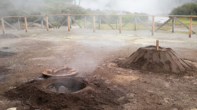 Vaření pod širým nebem: Na Azorech si s účty za energie nemusí lámat hlavu. K vaření využívají sopečné průduchy