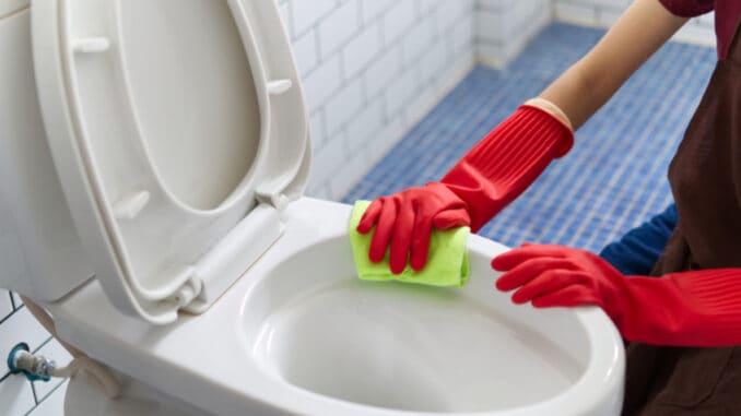 Domácí tipy na vyčištění záchodové mísy. Vaše toaleta se bude blýskat